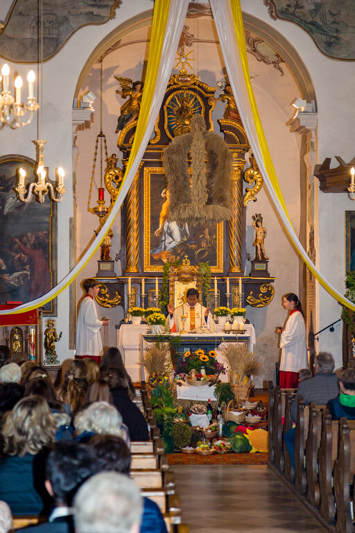 Image: _JA 24182 Erntedank in Hohenried, Kirche, Messe.jpg